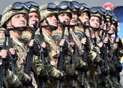 ການສວນສະໜາມຢູ່ ຢູແກຼນໃນວັນປະກາດ ເອກະລາດ